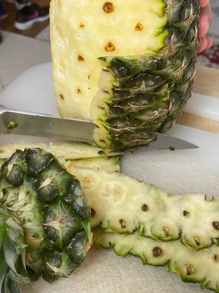 Large Knife Peeling Whole Pineapple Desk Kitchen — Stock Photo, Image