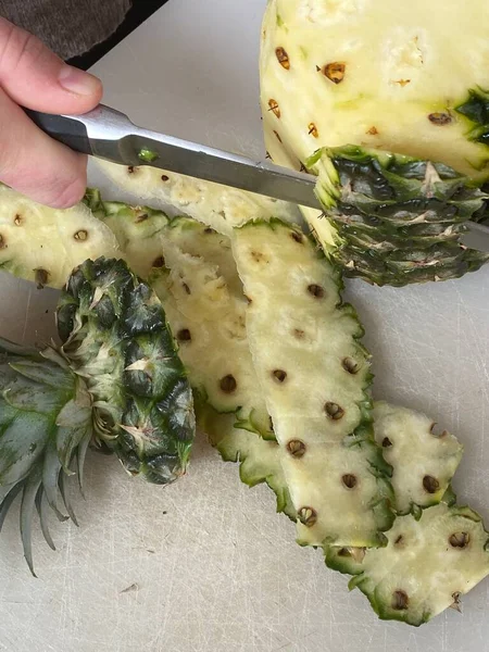 Large Knife Peeling Whole Pineapple Desk Kitchen — Stock Photo, Image