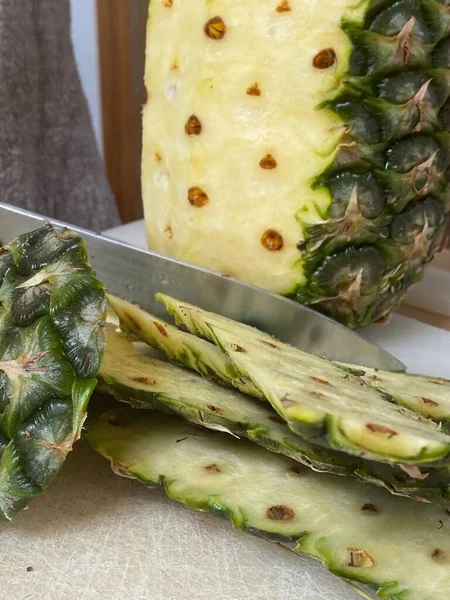 Large Knife Peeling Whole Pineapple Desk Kitchen — Stock Photo, Image