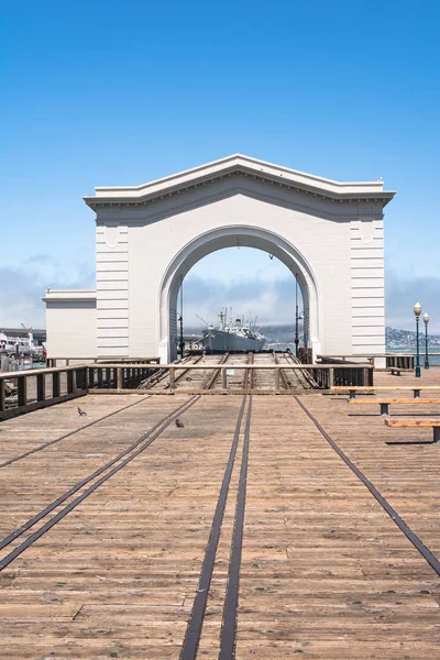 Le navire à travers l'arche, San Francisco, Californie — Photo