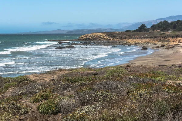 La costa lungo San Simeon, California — Foto Stock