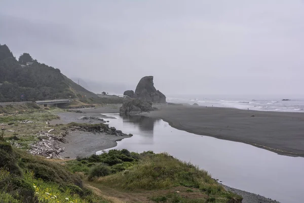 Beijando Rock ao longo da costa do Oregon — Fotografia de Stock