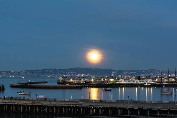 Der Mond in der Bucht von San Francisco, Kalifornien — Stockfoto