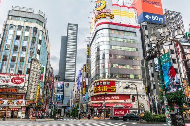 Tokyo, Japonya, Asya - 27 Ağustos 2019: Shinjuku Koğuşundaki Godzilla Yolu