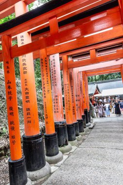 Kyoto, Fushimi ku, Japonya, Asya - 5 Eylül 2019: Senbon Torii, Fushimi Inari Taisha 'daki Torii Gates sırası,