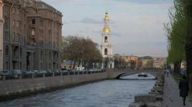 Gün batımında akşamları Kryukov kanal manzarası. Turist tekneleri kanal yelken. Saint Petersburg. Timelapse