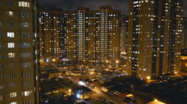 Ev ve büyük şehirde akşam Park penceresinde görüntüleyin. İnsanlar bir gün işten sonra eve dönmek. Windows yakın. Timelapse