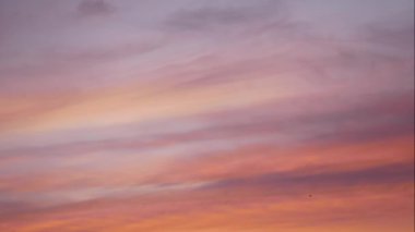 Günbatımı bulutlara. Hızlandırılmış