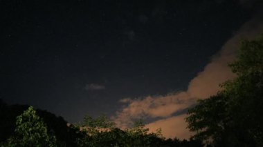 Timelapse. Gece gökyüzü yukarıda belgili tanımlık varoş. Varoşlarda uçak uçar