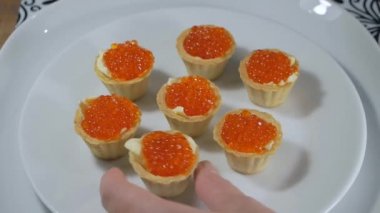 Kırmızı havyar ve tereyağı ile bir tartı aperatif almak