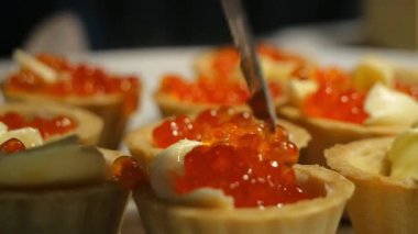 Tartlets kırmızı havyar ve tereyağı ile yemek. Tart yapma