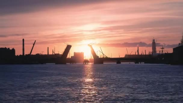 日没でネヴァ川を渡るリフト橋の眺め 橋を修復します イズマイル橋 Lakhta サンクト ペテルブルグ — ストック動画