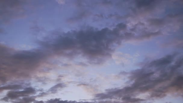 Timelapse. Le ciel du soir brille au crépuscule et s'assombrit progressivement 