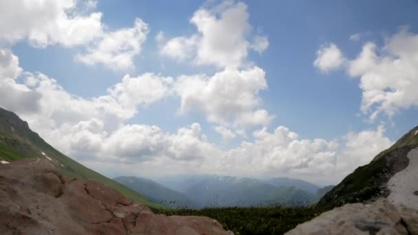 Nubes Bajas Las Montañas Caducidad — Vídeo de stock