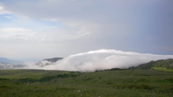 Timelapse Wolk Loopt Door Het Bergketen Naar Vallei — Stockvideo