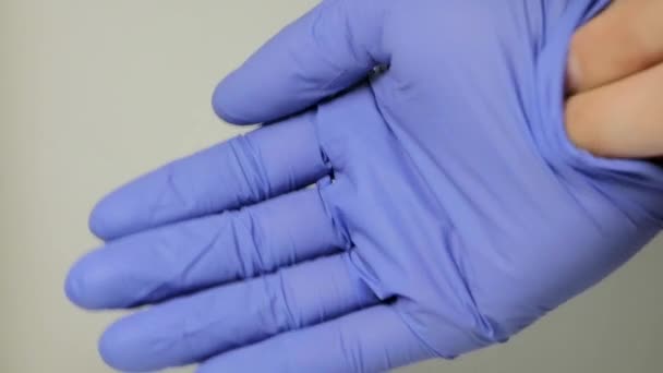 Een Man Verwijdert Blauwe Latex Handschoenen Uit Zijn Hand Close — Stockvideo