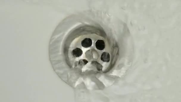 白いシンクの排水口に水が流れる — ストック動画
