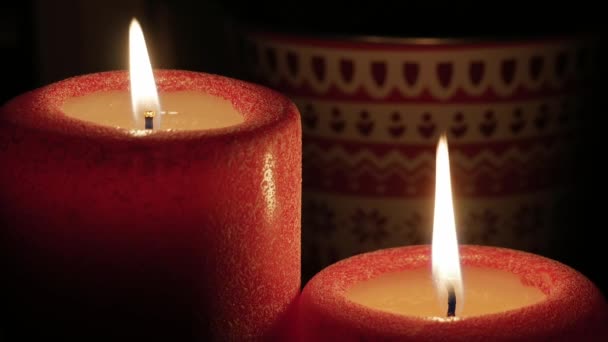Zwei Rote Kerzen Brennen — Stockvideo