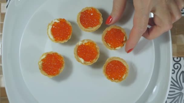 Tomando Bocadillo Tartaleta Con Caviar Rojo Mantequilla — Vídeo de stock