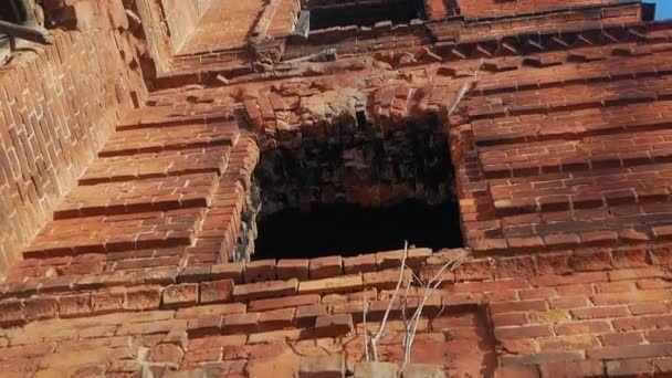 Viejo Edificio Ladrillo Rojo Abandonado Quemado Sin Ventanas Puertas Bandeja — Vídeos de Stock