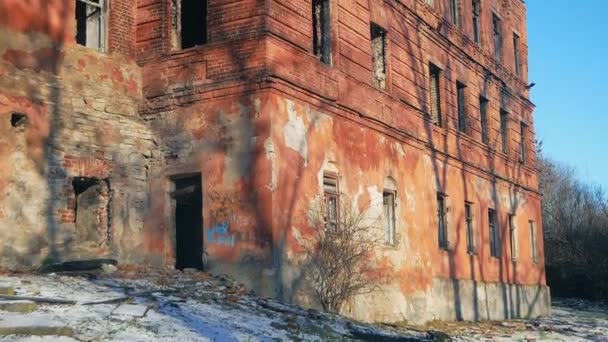 Yakılmış Kırmızı Tuğla Bina Kapıları Pencereleri Olmadan Terk Edilmiş Pan — Stok video