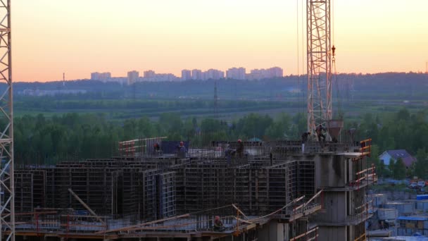 Lugar Construcción Atardecer Una Brigada Trabajadores Está Vertiendo Hormigón — Vídeo de stock