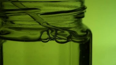 Laboratuvar gaz ile reaksiyonu. gaz tüp sıvı içine serbest bırakılır. Hidrolik sızdırmazlık