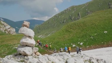 Turist bir grup dağ geçmekle git