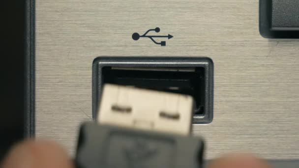 Man Verbindt Zwarte Usb Kabel Close — Stockvideo