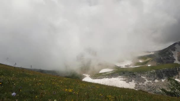 Nuvens Baixas Nas Montanhas — Vídeo de Stock