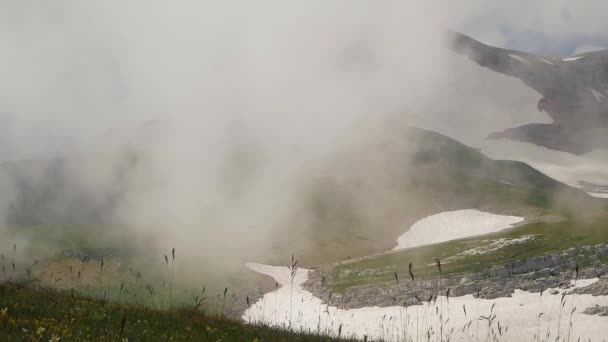 Niedrige Wolken Den Bergen — Stockvideo