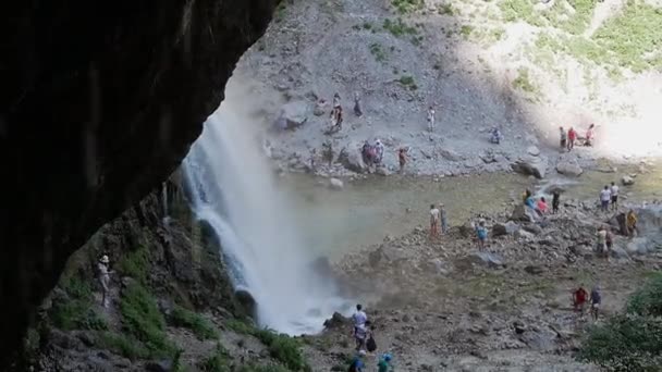 Turister Vandrar Runt Vattenfallet — Stockvideo