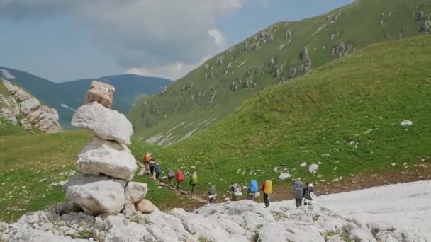 Grupo Turistas Passa Por Uma Passagem Montanha — Vídeo de Stock