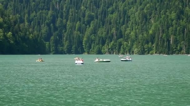 Catamarani Sul Lago Montagna Ritsa Abkhazia — Video Stock