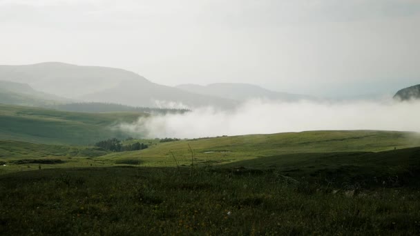 云彩慢慢地接近山草甸 免版税图库视频片段