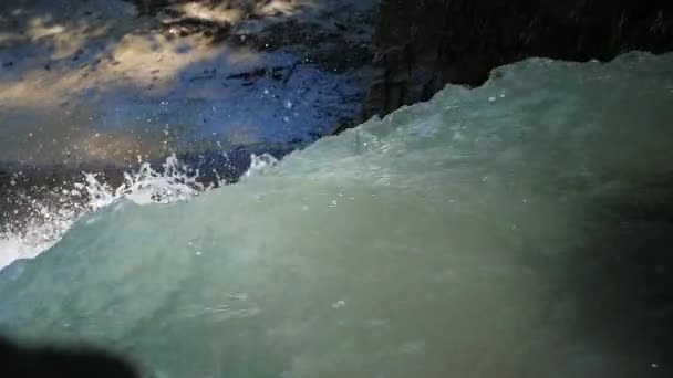 Puissante Fontaine Eau Déversoir — Video