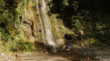 Bir içki içmek için bir şelaleye turist geliyor