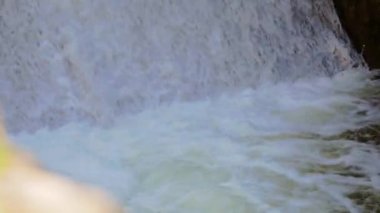 Dolusavak Nehri üzerinde. Su akışını aşağı düşüyor