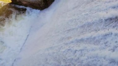 Eski baraj. Dolusavak Nehri üzerinde. Su akışını aşağı düşüyor