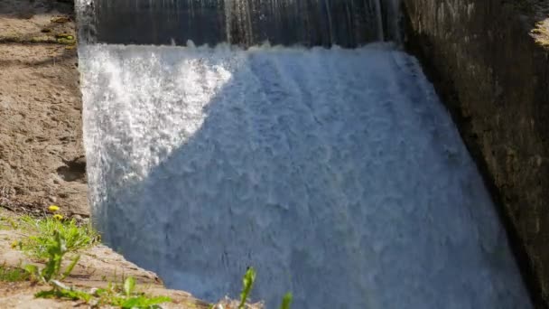 Velha Barragem Derramamento Rio Fluxo Água Cai — Vídeo de Stock