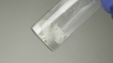 bir cam ampul içinde beyaz toz ilaç. yakın çekim