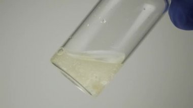 bir ampul bir antibiyotik tozu dağılması. yakın çekim