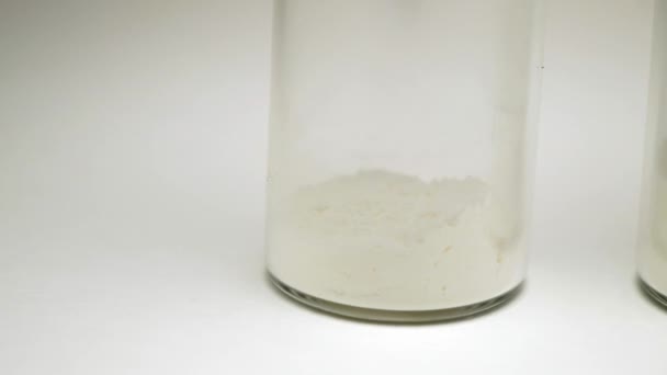 ガラス アンプル内の白い粉の薬です クローズ アップ — ストック動画