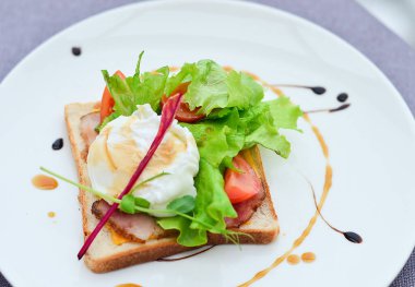 Yemek, yumurtalı ekmek ve tabakta sebze.