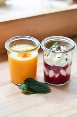 Kremalı tatlı pasta ve dutlu sardalya.