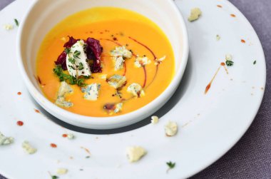 balkabağı çorbası dilimler ve kabak tohumları derin bir tabakta