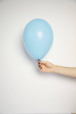 Beyaz arka planda renkli top, el ele tutuşur