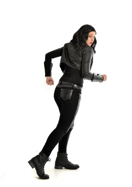 Ganzkörperporträt Eines Schwarzhaarigen Mädchens Lederkostüm Stehende Pose Auf Weißem Hintergrund — Stockfoto