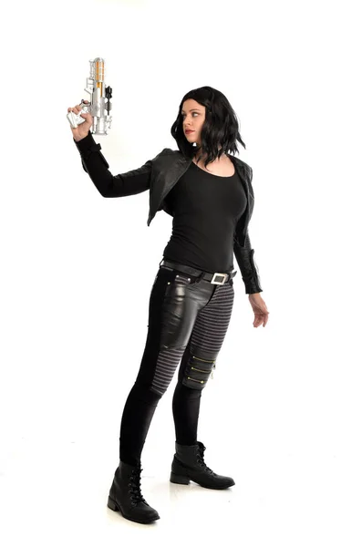 Ganzkörperporträt Eines Schwarzhaarigen Mädchens Lederkostüm Stehender Pose Mit Waffe Isoliert — Stockfoto