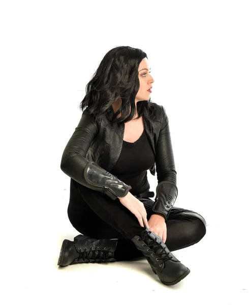 Ganzkörperporträt Eines Schwarzhaarigen Mädchens Lederkostüm Sitzend Pose Isoliert Auf Weißem — Stockfoto